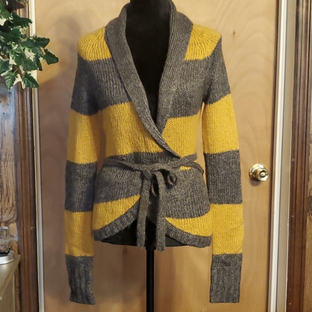 Wet Seal gray & gold wrap styles sweater size xs perfect used condition 👌🏾.